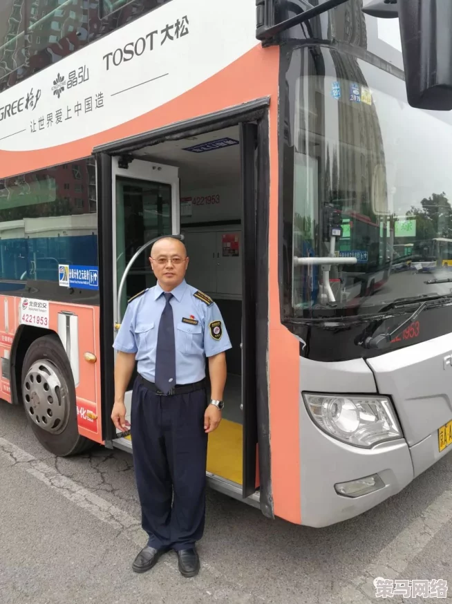 老周陈琳公交车：乘客分享温馨故事，感受城市交通中的人情味与温暖瞬间