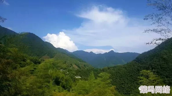 两峰夹小溪地湿又无泥诗高清：山水相依，清流潺潺，描绘自然之美的绝妙画卷再现！